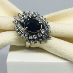 anello oro con pietra preziosa centrale e diamanti gioielli torino