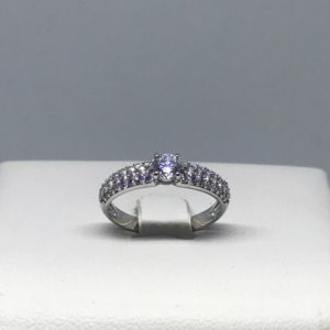 anello in oro bianco con diamante centrale e diamanti più piccoli intorno