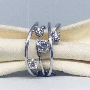 anello in oro bianco con 4 diamanti gioielli torino