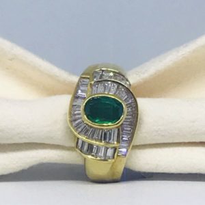 anello di oro giallo con smeraldo e diamanti gioielli torino