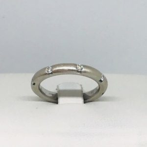 anello in oro bianco con diamanti incastonati gioielli torino