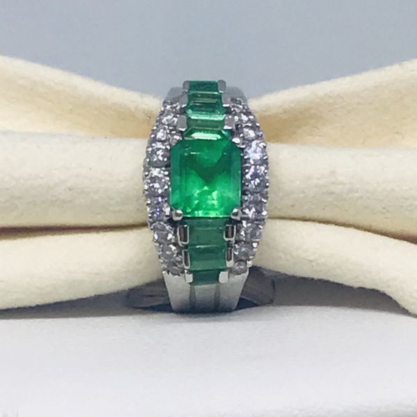 Anello con smeraldi e diamanti ct 0,26