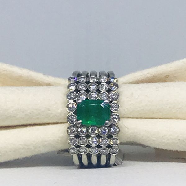 Anello a fascia di diamanti ct 0,35 e smeraldo