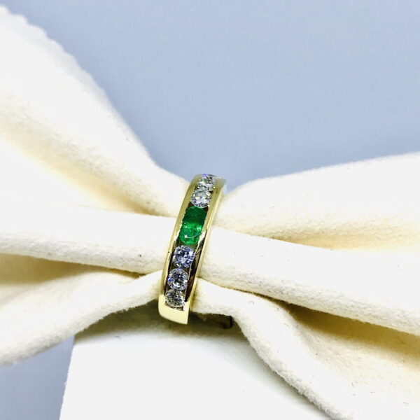 anello in oro giallo con diamanti e smeraldo gioielli torino