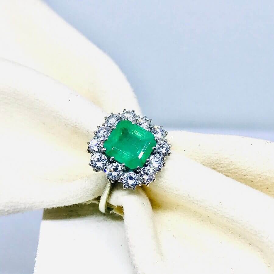 Anello con diamanti ct 0,84 e smeraldo