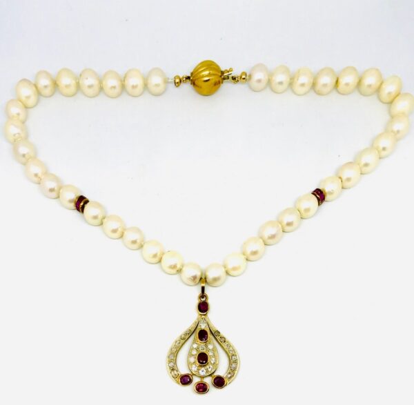 collana di perle coltivate con gancio e ciondolo in oro 18 carati e diamanti carati 1,06 e rubini carati 3. offerte d'oro gioielli torino