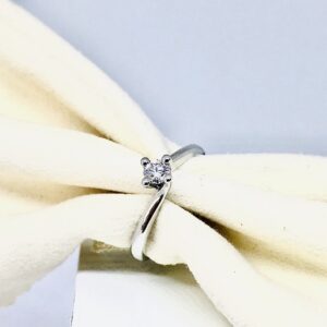 anello oro bianco con diamante mobilificio torino e rivoli