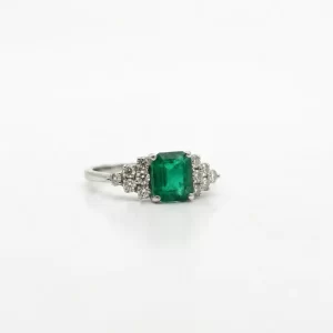 Anello in Oro Bianco 18kt con Diamanti e Smeraldo (3,98 g, 15)